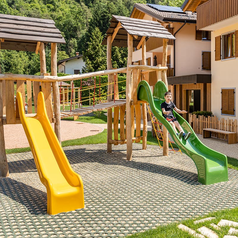 Playground and outdoor spaces: a large green area, well-kept and equipped