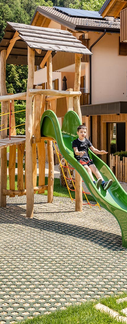Playground and outdoor spaces: a large green area, well-kept and equipped