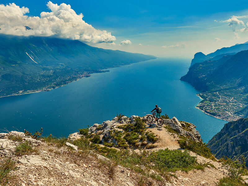 Punta Larici on foot and by bike