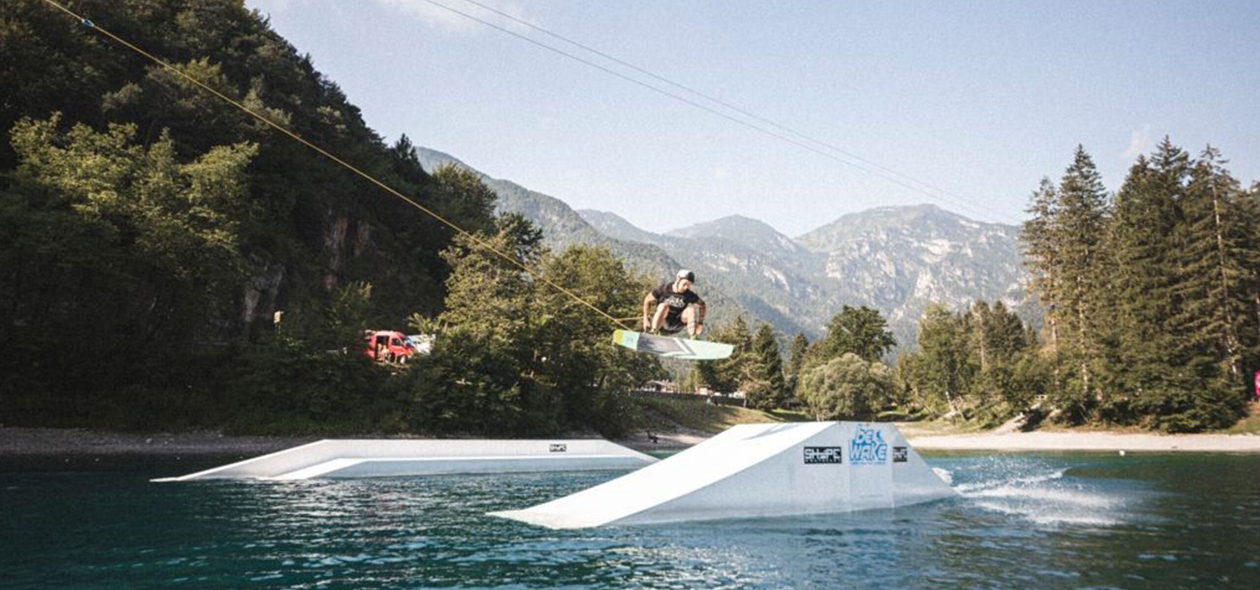 Wakeboard: the thrill close to the water surface on Lake Ledro