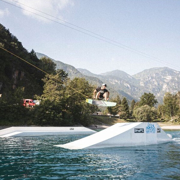 Wakeboard: the thrill close to the water surface on Lake Ledro