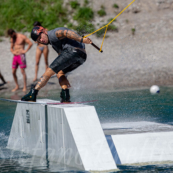 Wakeboard: the thrill close to the water surface on Lake Ledro