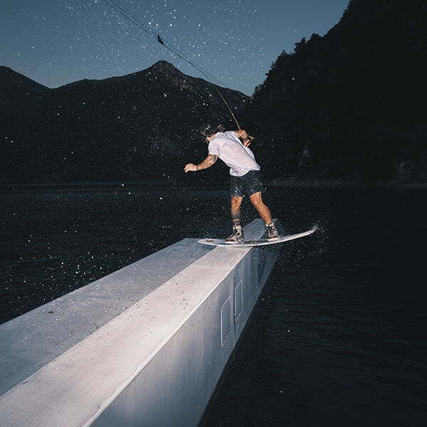 Wakeboard: the thrill close to the water surface on Lake Ledro